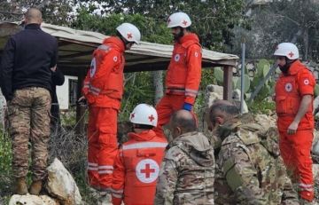 فريق من الصليب الأحمر أجلى بمؤازرة الجيش مواطنة من منزلها في بلدة أرنون