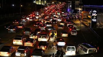 الاف المواطنين من قرى وبلدات الجنوب ما زالوا عالقين في زحمة سير خانقة ... اعطال في السيارات وعمليات نصب !