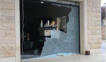 بسبب التفجير العنيف في الخيام تضرر واجهة سوبرماركت في القليعة بسبب التفجير العنيف في الخيام تضرر واجهة سوبرماركت في القليعة