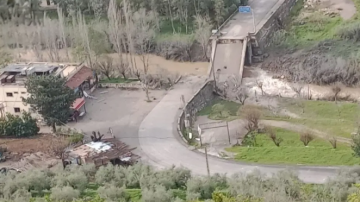 العدو الإسرائيلي يدمر جسر قعقعية الجسر بغارة عنيفة فجرا