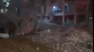 فيديو للمبنيين المنهارين في عراد بفعل صواريخ إيران فيديو للمبنيين المنهارين في عراد بفعل صواريخ إيران