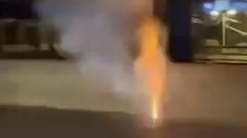 بالفيديو: شبان يطلقون مفرقعات نارية في الضاحية احتفالا بالفيديو: شبان يطلقون مفرقعات نارية في الضاحية احتفالا