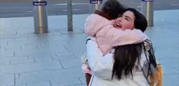 بعد خروجها من السجن لقاء مؤثر بين فنانة شهيرة وابنتها: بعد فراق سنة وشهر بعد خروجها من السجن لقاء مؤثر بين فنانة شهيرة وابنتها: بعد فراق سنة وشهر