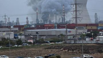 بالفيديو: ضربة إيرانية على محطة البتروكيماويات في حيفا بالفيديو: ضربة إيرانية على محطة البتروكيماويات في حيفا