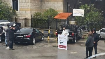 عدد من ابناء بلدة الخيام في حاصبيا الجنوبية وزعوا الحلوى على اهالي حاصبيا ورفعوا يافطة شكر لهم لمحبتهم وحسن استقبالهم