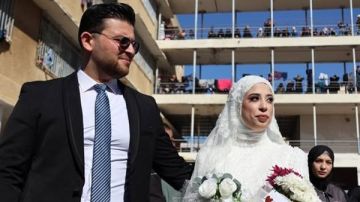 في قلب النزوح في صيدا، نسجت الشابة زينب منتش من جبشيت والشاب خليل نعمة من حبوش قصة حب تحدت الحرب