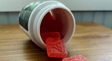 قطعة حلوى تقود 3 تلاميذ إلى الطوارئ في مدرسة بأميركا