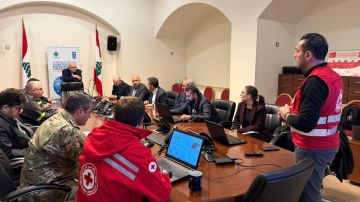 بالصور: سلام يتفقد سير العمل في غرفة عمليات وحدة إدارة الكوارث