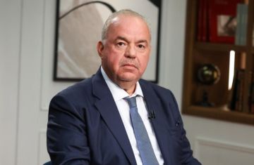 وزير الاتصالات: عون بمواقفه يعبر عن السواد الأعظم من الشعب ومن ينتقده لا يمثل سوى أوهام وزير الاتصالات: عون بمواقفه يعبر عن السواد الأعظم من الشعب ومن ينتقده لا يمثل سوى أوهام