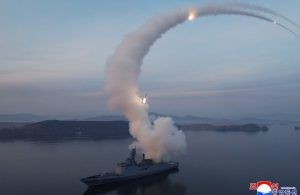 كوريا الشمالية تجري مناورات باستخدام راجمات صواريخ عالية الدقة كوريا الشمالية تجري مناورات باستخدام راجمات صواريخ عالية الدقة