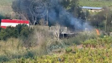 بالصور: تدمير كامل جسر القاسمية القديم ( الكنايات ) ووشظايا الغارة العنيفة وصلت الى تجمع القاسمية والحقت اضرارا بمباني سكنية بالصور: تدمير كامل جسر القاسمية القديم ( الكنايات ) ووشظايا الغارة العنيفة وصلت الى تجمع القاسمية والحقت اضرارا بمباني سكنية