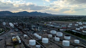 هل تقوم وكالة الطاقة بأكبر سحب من مخزونات النفط؟