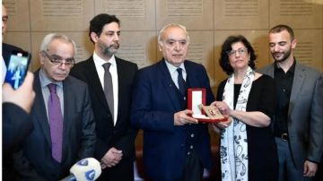 وزير الثقافة قلد باسم رئيس الجمهورية الفنان أحمد قعبور وسام الاستحقاق الفضي وزير الثقافة قلد باسم رئيس الجمهورية الفنان أحمد قعبور وسام الاستحقاق الفضي