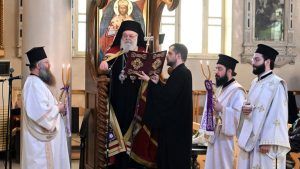 يوحنا العاشر: في عيد الصليب نطل على العالم أجمع سائلين السلام والرحمة