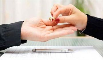 بعد أكثر من عام على انفصالهما.. فنانة عربية شهيرة تعود لطليقها (صورة)