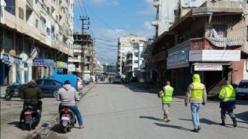 فرق الدفاع المدني تعمل على اخلاء الحي الذي تم تحذيره في محلة مفرق معركة قرب مدينة صور