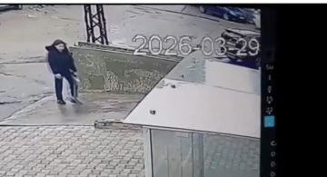 بالفيديو سلب فتاة بقوة السلاح في الجناح! بالفيديو سلب فتاة بقوة السلاح في الجناح!