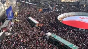 طهران تشيع قادتها العسكريين وسط حضور جماهيري مهيب