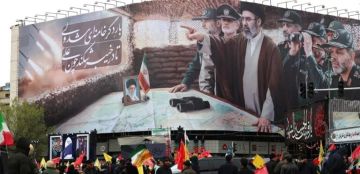 مجتبى خامنئي في أول توجيه: تثبيت فريق والده واستمرارية في السياسات