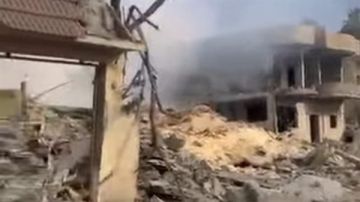 ارتقاء ثلاثة مواطنين، بينهم مسعفان، في غارة شنها الطيران الحربي على بلدة كفرصير في قضاء النبطية ارتقاء ثلاثة مواطنين، بينهم مسعفان، في غارة شنها الطيران الحربي على بلدة كفرصير في قضاء النبطية