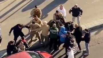 بالفيديو: نازحون يهاجمون الجيش بالفيديو: نازحون يهاجمون الجيش