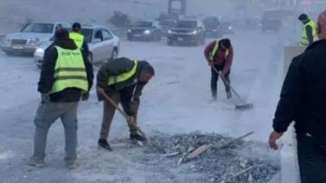 الأشغال: فرقنا أزالت أنقاض الغارة عن طريق المطار