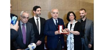 وزير الثقافة قلد باسم عون الفنان أحمد قعبور وسام الاستحقاق الفضي وزير الثقافة قلد باسم عون الفنان أحمد قعبور وسام الاستحقاق الفضي