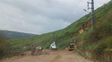 الجيش يستكمل اعمال اعادة فتح طريق الخردلي بعد قطعها امس جراء استهدافها بغارة جوية