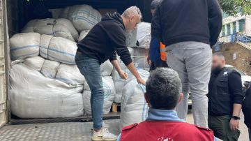 بالصور: مؤسسة مخزومي توزع آلاف المواد الإغاثية الضرورية للنازحين بالصور: مؤسسة مخزومي توزع آلاف المواد الإغاثية الضرورية للنازحين