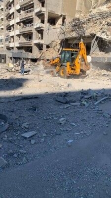 بلدية الغبيري: فرق الأشغال والطوارئ باشرت إزالة الركام وفتح الطريق بعد استهداف مبنى قرب طريق المطار