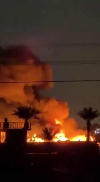 حريق ضخم في قاعدة فكتوريا الأميركية وسط بغداد بعد ضربة المسيرات