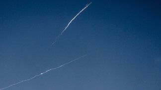 السعودية تعترض صواريخ إيرانية استهدفت مطار الرياض السعودية تعترض صواريخ إيرانية استهدفت مطار الرياض