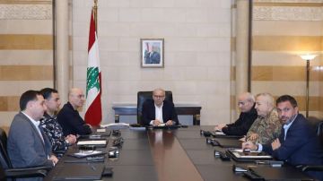 الرئيس سلام ترأس اجتماعا حضره وزيرا الدفاع والداخلية ومسؤولون أمنيون الرئيس سلام ترأس اجتماعا حضره وزيرا الدفاع والداخلية ومسؤولون أمنيون