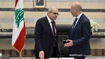 الوزير فادي مكي في حوار جانبي مع رئيس الوزراء نواف سلام ونائبه طارق متري قبل انطلاق جلسة مجلس الوزراء عصر اليوم