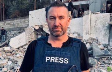 إصابة مراسل قناة RT ستيف سويني ومصوره بهجوم إسرائيلي في جنوب لبنان