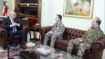 الرئيس عون استقبل رئيس الأركان الفرنسي وشكر للرئيس ماكرون مبادرته وعلى المساعدات الطارئة للبنانيين الرئيس عون استقبل رئيس الأركان الفرنسي وشكر للرئيس ماكرون مبادرته وعلى المساعدات الطارئة للبنانيين