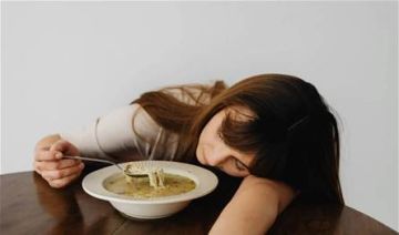 لماذا يجب التوقف عن الطعام قبل النوم بثلاث ساعات؟ لماذا يجب التوقف عن الطعام قبل النوم بثلاث ساعات؟