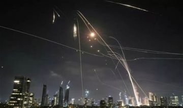 خلال موجة هجمات.. صاروخ إيراني يسقط قرب منزل وزير إسرائيلي (صورة)