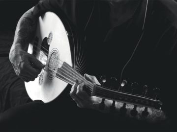 العود: من آلة تقليدية إلى رمز موسيقي عالمي