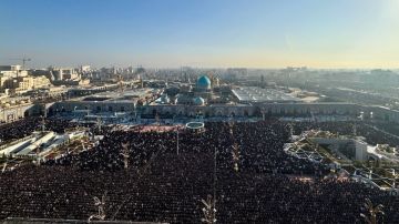 الايرانيون يؤدون صلاة عيد الفطر المبارك ويشيعون الشهيد نائيني في طهران