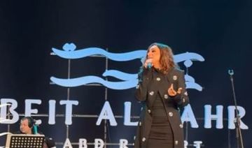 السما مليانة صواريخ .. فنانة عربية شهيرة توقف حفلها بسبب درون (فيديو)