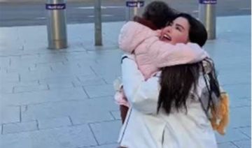 بعد خروجها من السجن لقاء مؤثر بين فنانة شهيرة وابنتها: بعد فراق سنة وشهر