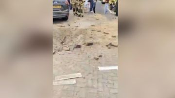 بالفيديو: سقوط شظايا صاروخ في تل أبيب الكبرى بالفيديو: سقوط شظايا صاروخ في تل أبيب الكبرى