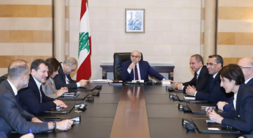 رئيس الحكومة يتابع الأوضاع العسكرية والمالية وشؤون النازحين