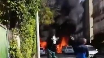 بالفيديو: احتراق سيارات بعد سقوط شظايا صاروخ في إسرائيل