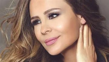 كارول سماحة تلفت الأنظار على المسرح بفستان أسود