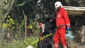 فريق من الصليب الاحمر أجلى بمؤازرة الجيش مواطنة من منزلها في بلدة ارنون