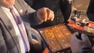 بالفيديو: توزيع الحلويات احتفالا بمقتل خامنئي