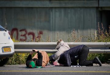 سقوط شظايا صواريخ في تل أبيب وإغلاق محطة القطار المركزية (فيديوهات)