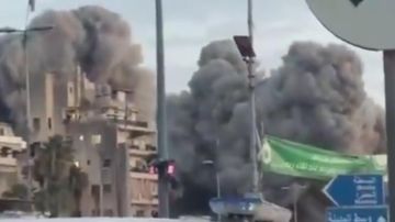 بالفيديو: غارة أطاحت بالمبنى